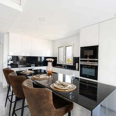 Apartment Beachside Getaway In Puerto Banus 3-bedroom In Playa Rocio *