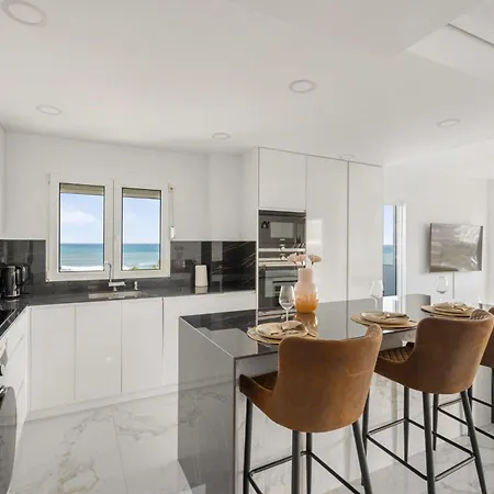 Beachside Getaway In Puerto Banus 3-bedroom In Playa Rocio Apartment Marbella